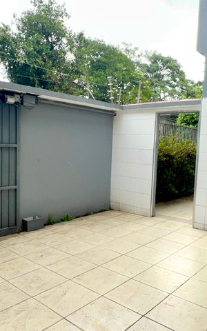 Casa à venda com 220m², 4 quartos e 2 vagas Casa à venda com 220m², 4 quartos e 2 vagasGaragem