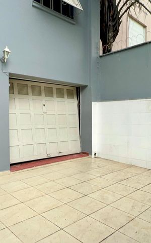 Casa à venda com 220m², 4 quartos e 2 vagas Casa à venda com 220m², 4 quartos e 2 vagasGaragem