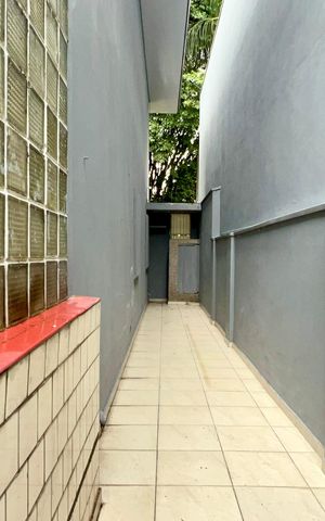 Casa à venda com 220m², 4 quartos e 2 vagas Casa à venda com 220m², 4 quartos e 2 vagasCorredor Lateral