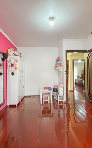 Casa à venda com 373m², 4 quartos e 3 vagas Casa à venda com 373m², 4 quartos e 3 vagasQuarto 4