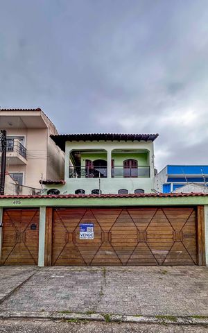 Casa à venda com 191m², 3 quartos e 5 vagas Casa à venda com 191m², 3 quartos e 5 vagasFachada