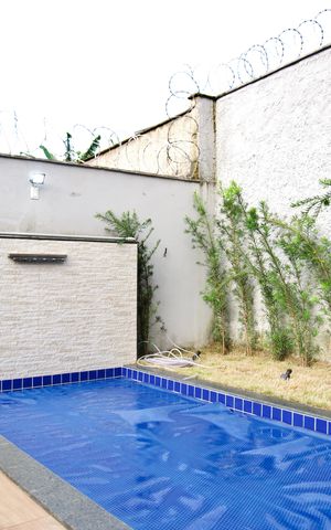 Casa à venda com 200m², 3 quartos e 2 vagas Casa à venda com 200m², 3 quartos e 2 vagasPiscina