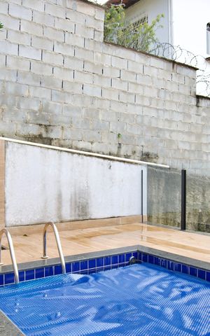 Casa à venda com 200m², 3 quartos e 2 vagas Casa à venda com 200m², 3 quartos e 2 vagasPiscina