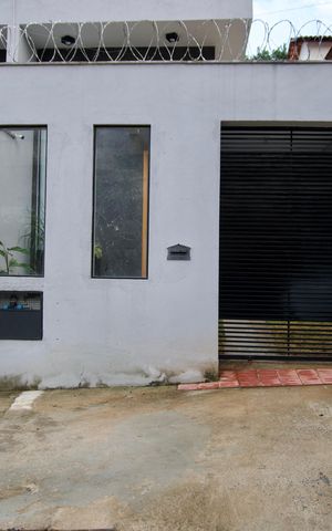Casa à venda com 200m², 3 quartos e 2 vagas Casa à venda com 200m², 3 quartos e 2 vagasFachada