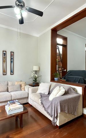 Casa à venda com 378m², 3 quartos e 2 vagas Casa à venda com 378m², 3 quartos e 2 vagasSala