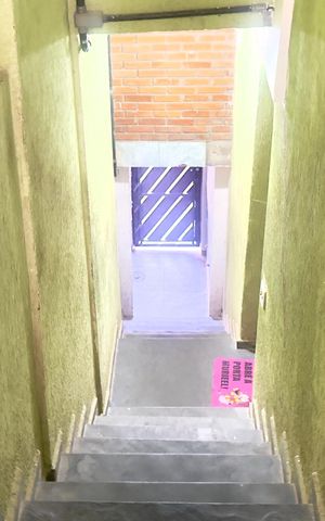 Casa para alugar com 80m², 2 quartos e sem vaga Casa para alugar com 80m², 2 quartos e sem vagaEscada