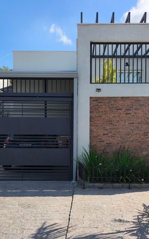 Casa à venda com 234m², 3 quartos e 1 vaga Casa à venda com 234m², 3 quartos e 1 vagaFachada