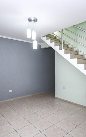 Casa à venda com 295m², 4 quartos e 2 vagas Casa à venda com 295m², 4 quartos e 2 vagasSala