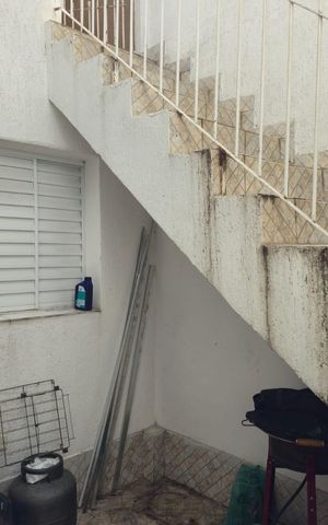 Casa à venda com 134m², 3 quartos e 2 vagas Casa à venda com 134m², 3 quartos e 2 vagasEscada acesso a Area de Serviço e Churrasqueira