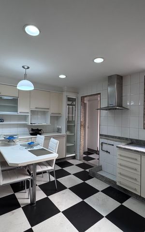 Apartamento à venda com 323m², 4 quartos e 4 vagas Apartamento à venda com 323m², 4 quartos e 4 vagasCozinha