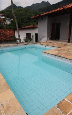 Casa à venda com 740m², 4 quartos e 2 vagasPiscina