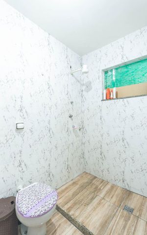 Casa à venda com 240m², 2 quartos e 2 vagasBanheiro 1 (segundo andar)