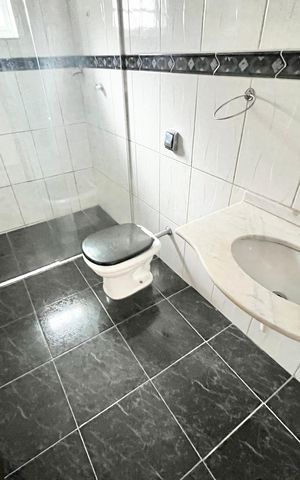 Casa à venda com 210m², 7 quartos e 2 vagas Casa à venda com 210m², 7 quartos e 2 vagasBanheiro