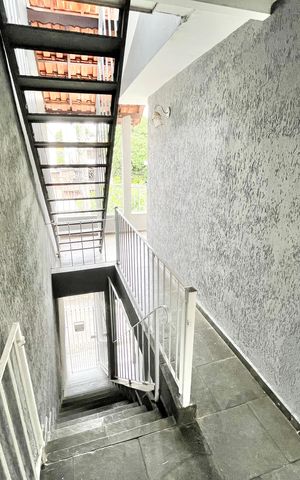 Casa à venda com 210m², 7 quartos e 2 vagas Casa à venda com 210m², 7 quartos e 2 vagasEscada
