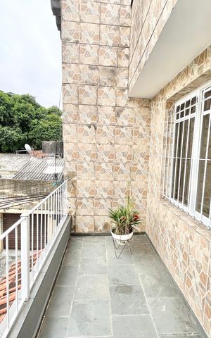 Casa à venda com 210m², 7 quartos e 2 vagas Casa à venda com 210m², 7 quartos e 2 vagasVaranda
