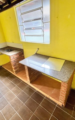 Casa à venda com 210m², 7 quartos e 2 vagas Casa à venda com 210m², 7 quartos e 2 vagasCozinha Varanda