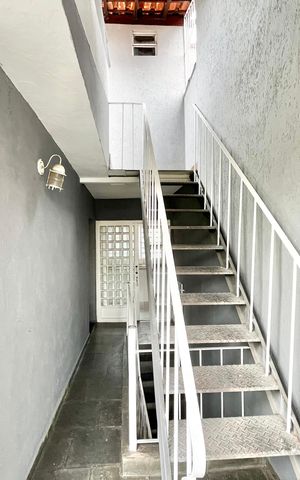 Casa à venda com 210m², 7 quartos e 2 vagas Casa à venda com 210m², 7 quartos e 2 vagasEscada