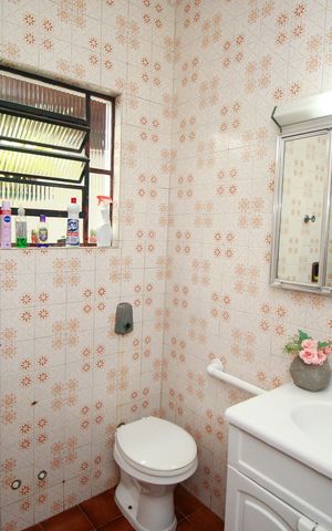 Casa à venda com 156m², 5 quartos e 2 vagas Casa à venda com 156m², 5 quartos e 2 vagasBanheiro