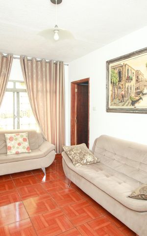 Casa à venda com 156m², 5 quartos e 2 vagas Casa à venda com 156m², 5 quartos e 2 vagasSala