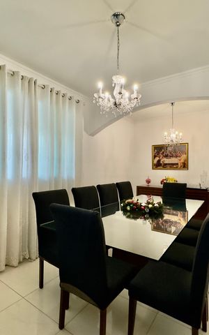 Casa à venda com 360m², 5 quartos e 4 vagas Casa à venda com 360m², 5 quartos e 4 vagasSala