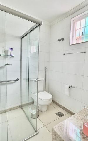 Casa à venda com 360m², 5 quartos e 4 vagas Casa à venda com 360m², 5 quartos e 4 vagasBanheiro