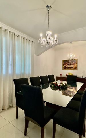 Casa à venda com 360m², 5 quartos e 4 vagas Casa à venda com 360m², 5 quartos e 4 vagasSala