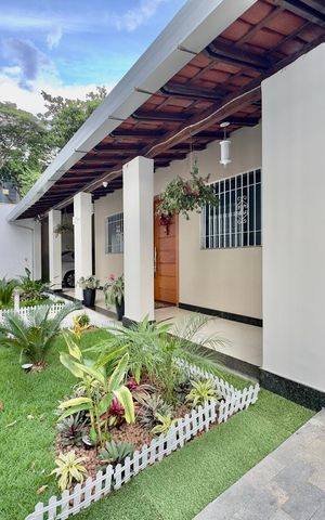 Casa à venda com 360m², 5 quartos e 4 vagas Casa à venda com 360m², 5 quartos e 4 vagasÁrea externa