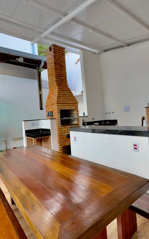 Casa à venda com 360m², 5 quartos e 4 vagas Casa à venda com 360m², 5 quartos e 4 vagasÁrea externa