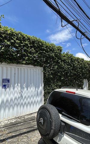 Casa à venda com 240m², 4 quartos e 2 vagasFachada + plaquinha