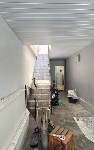 Casa à venda com 240m², 4 quartos e 2 vagasEscada