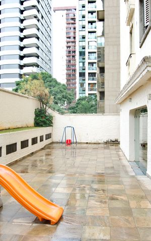 Apartamento à venda com 125m², 3 quartos e 3 vagas Apartamento à venda com 125m², 3 quartos e 3 vagasÁrea comum - Playground