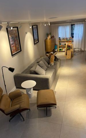 Casa à venda com 220m², 3 quartos e 2 vagas Casa à venda com 220m², 3 quartos e 2 vagasSala