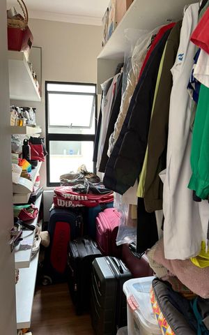 Casa à venda com 220m², 3 quartos e 2 vagas Casa à venda com 220m², 3 quartos e 2 vagasCloset