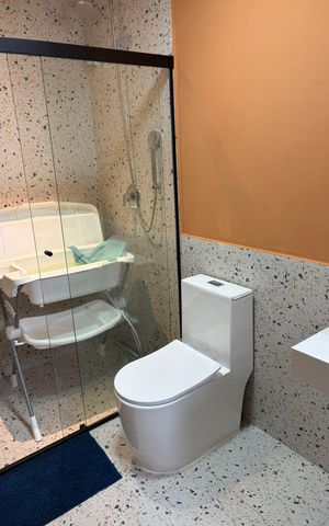 Casa à venda com 220m², 3 quartos e 2 vagas Casa à venda com 220m², 3 quartos e 2 vagasBanheiro