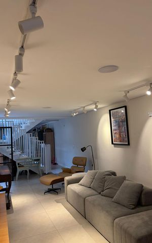 Casa à venda com 220m², 3 quartos e 2 vagas Casa à venda com 220m², 3 quartos e 2 vagasSala