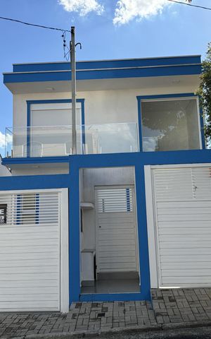 Casa à venda com 145m², 3 quartos e 3 vagas Casa à venda com 145m², 3 quartos e 3 vagasFachada