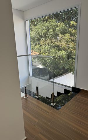 Casa à venda com 145m², 3 quartos e 3 vagas Casa à venda com 145m², 3 quartos e 3 vagasEscada