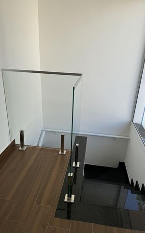 Casa à venda com 145m², 3 quartos e 3 vagas Casa à venda com 145m², 3 quartos e 3 vagasEscada