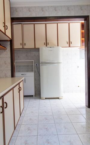 Casa à venda com 140m², 3 quartos e 4 vagas Casa à venda com 140m², 3 quartos e 4 vagasCozinha - Armários