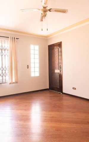 Casa à venda com 140m², 3 quartos e 4 vagas Casa à venda com 140m², 3 quartos e 4 vagasSala