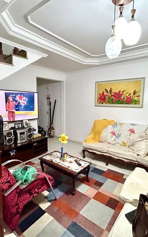 Casa à venda com 160m², 3 quartos e 2 vagas Casa à venda com 160m², 3 quartos e 2 vagasSala