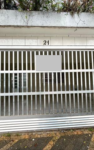 Casa à venda com 160m², 3 quartos e 2 vagas Casa à venda com 160m², 3 quartos e 2 vagasPlaca instalada na fachada do imóvel