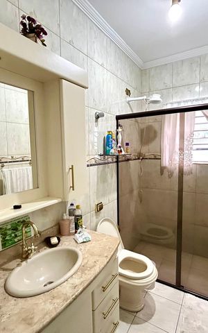 Casa à venda com 160m², 3 quartos e 2 vagas Casa à venda com 160m², 3 quartos e 2 vagasBanheiro 2