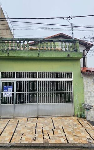 Casa à venda com 150m², 5 quartos e 2 vagas Casa à venda com 150m², 5 quartos e 2 vagasFachada
