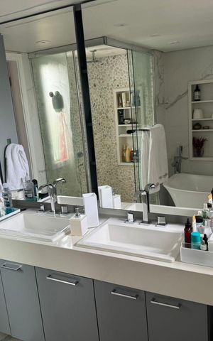 Apartamento à venda com 217m², 4 quartos e 4 vagas Apartamento à venda com 217m², 4 quartos e 4 vagasBanheiro