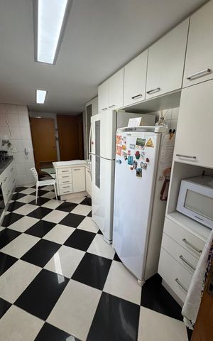 Apartamento à venda com 217m², 4 quartos e 4 vagas Apartamento à venda com 217m², 4 quartos e 4 vagasCozinha