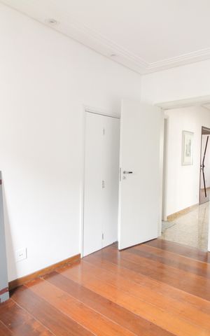 Apartamento à venda com 293m², 5 quartos e 4 vagas Apartamento à venda com 293m², 5 quartos e 4 vagasQuarto 4