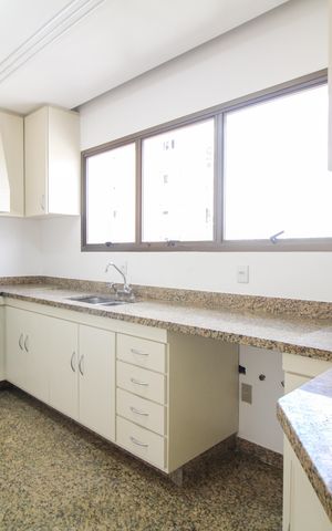 Apartamento à venda com 293m², 5 quartos e 4 vagas Apartamento à venda com 293m², 5 quartos e 4 vagasCozinha
