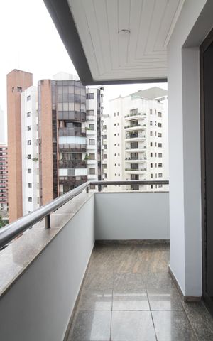 Apartamento à venda com 293m², 5 quartos e 4 vagas Apartamento à venda com 293m², 5 quartos e 4 vagasSala Varanda