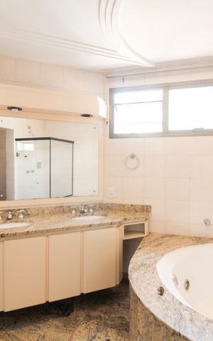 Apartamento à venda com 293m², 5 quartos e 4 vagas Apartamento à venda com 293m², 5 quartos e 4 vagasSuite 1 - Banheiro